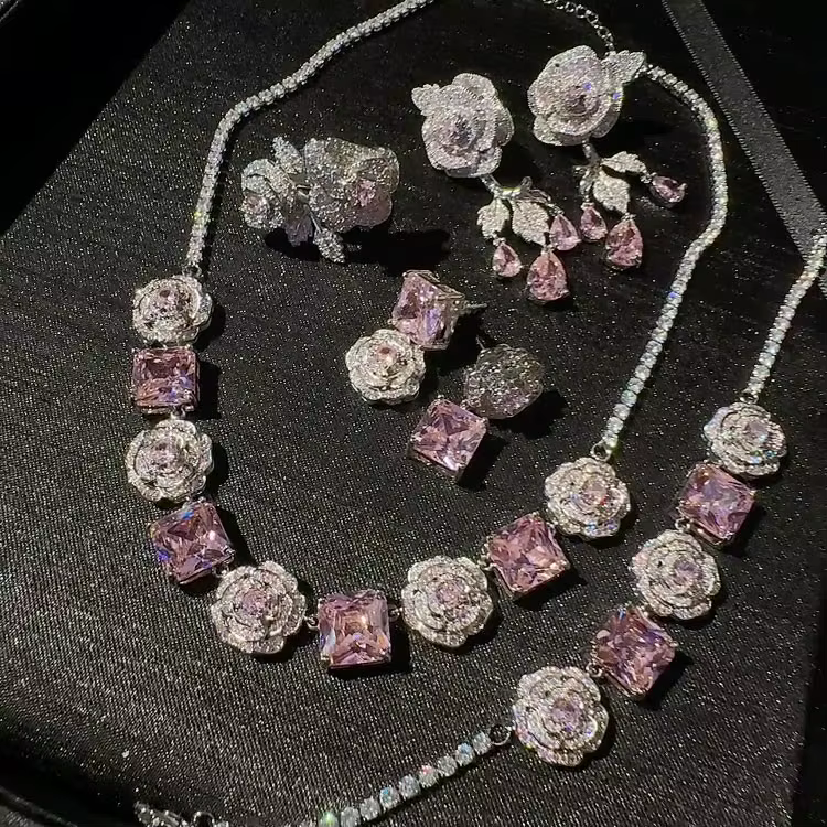 Collier de pierres précieuses roses pour femmes
