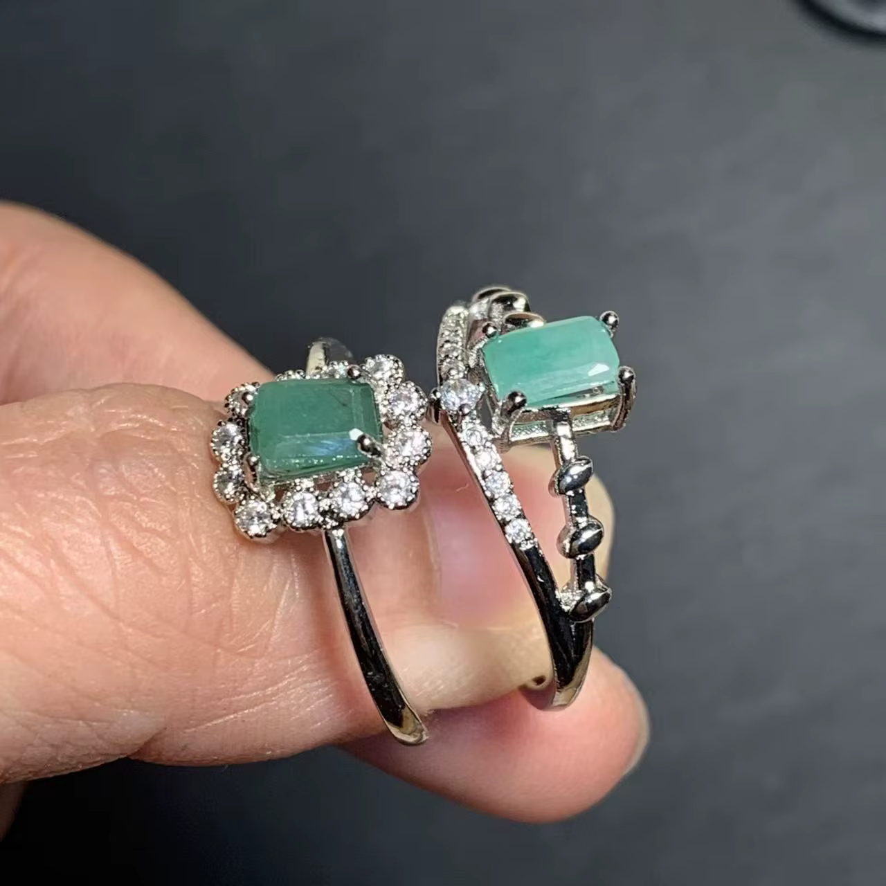 Bague en émeraude naturelle de plusieurs styles
