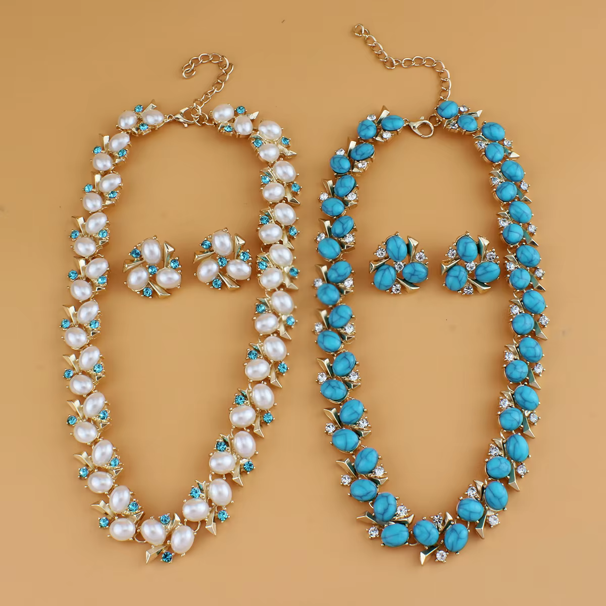 Ensemble collier et boucles d'oreilles de perles à la mode