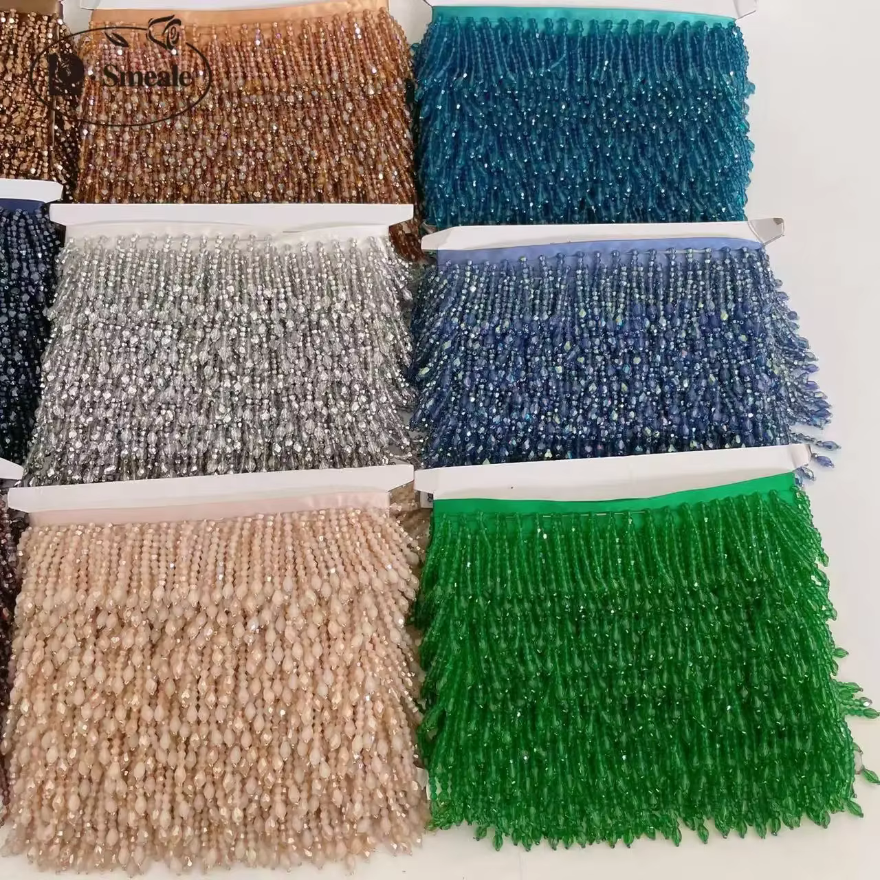 Garniture en dentelle perlée avec pompons de couleur Cee au lait vert