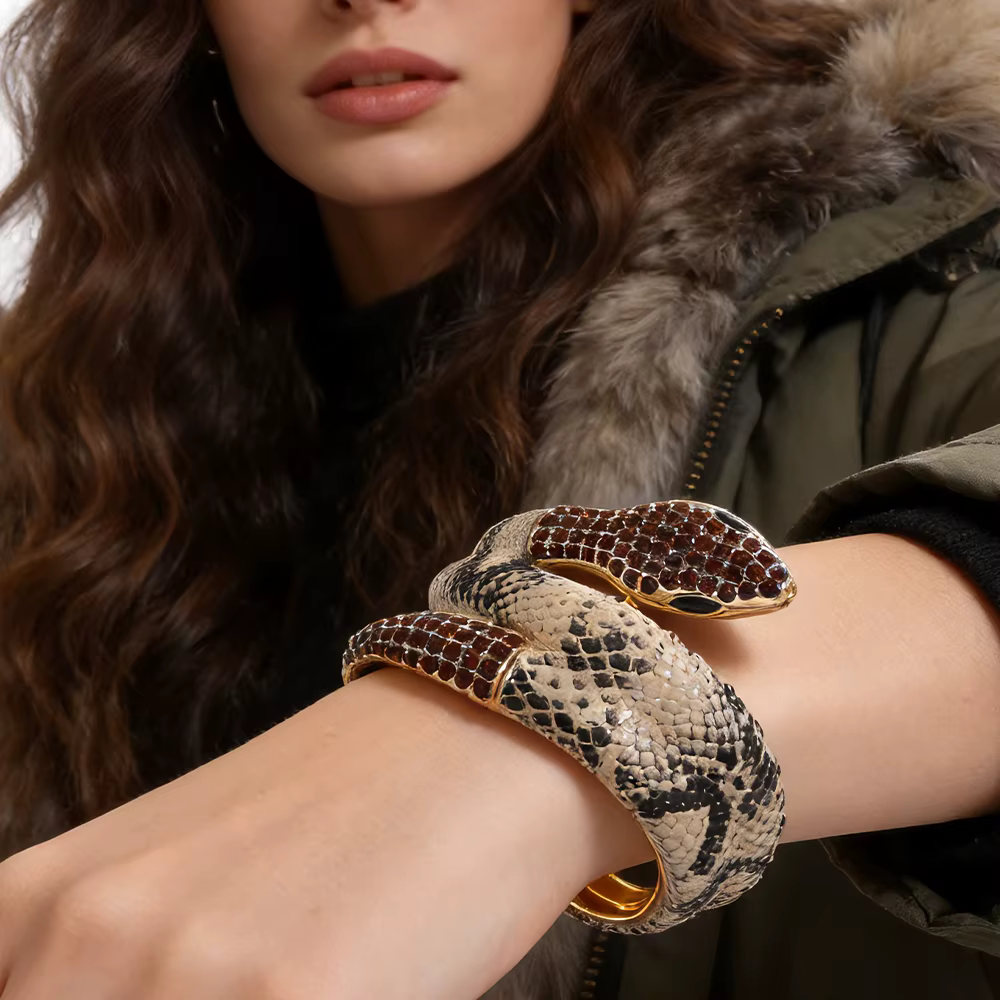 Bracelet manchette effet peau de serpent Wild Glam – Accessoire tendance pour brunch