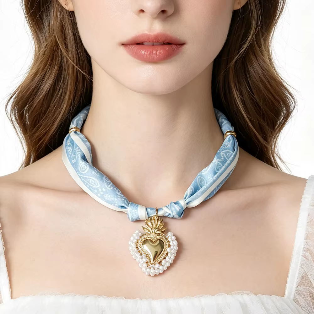 Collier Bandana écharpe avec pendentif en forme de cœur perlé en résine brillante et colorée