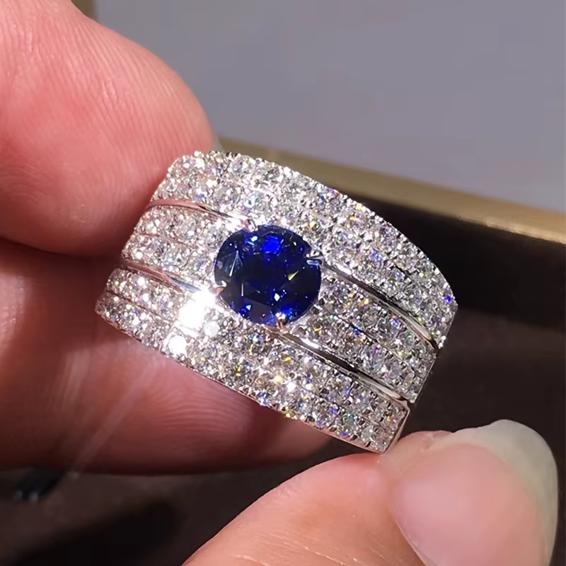 Bague large argentée classique incrustée de zircone synthétique bleue pour femme