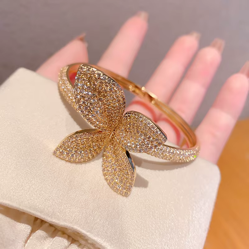 Bracelet Fleur de Luxe en Laiton Plaqué Or 18 carats avec Zircon Cubique
