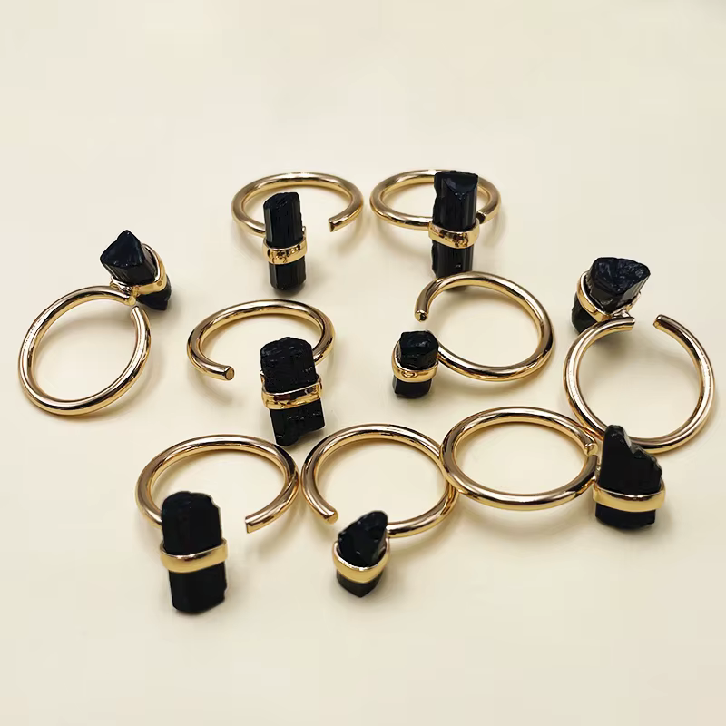 Bague ouverte en Tourmaline noire brute irrégulière