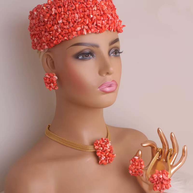 Ensemble de bijoux africains avec chapeau