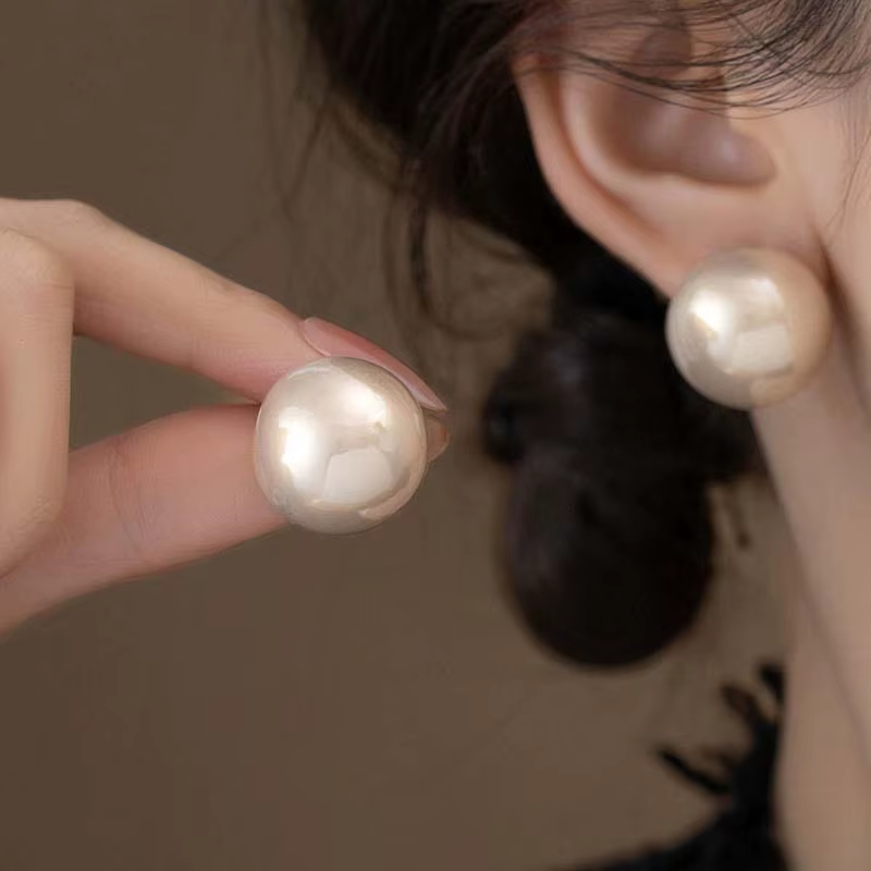 Boucles d'oreilles clous minimalistes pour femmes