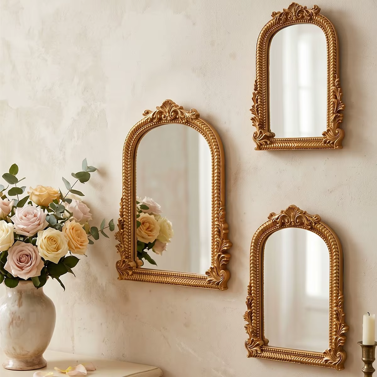 Miroir mural de salle de bain de luxe avec bordure dorée sculptée en forme d'arche