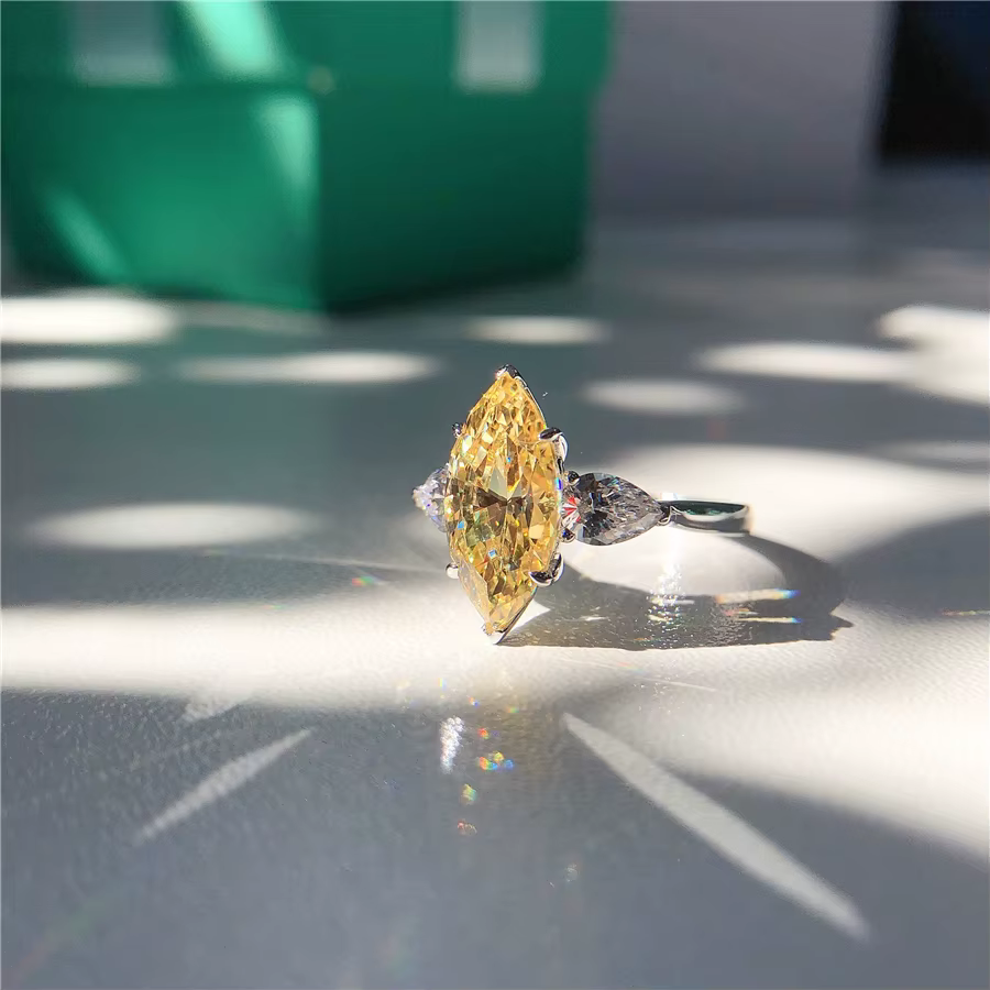 Bague en or blanc 18 carats 1.5CT