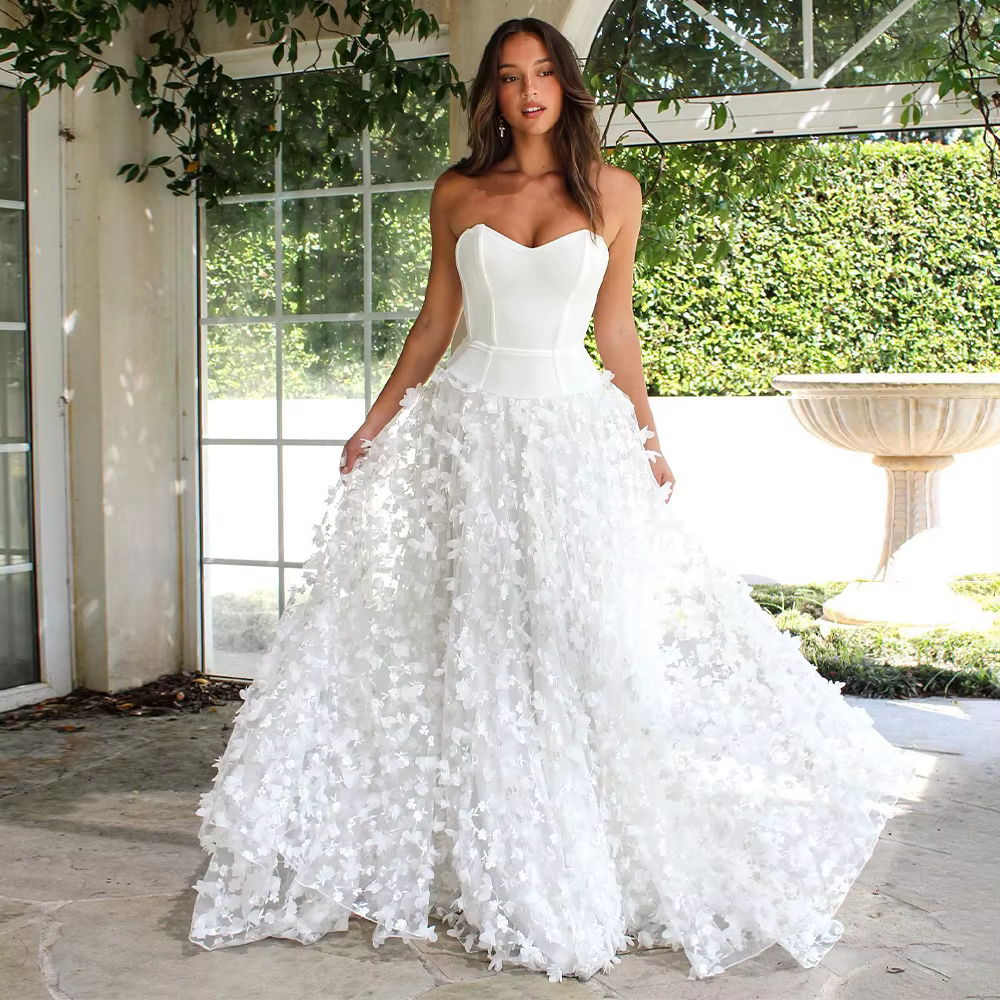 Robe de mariée de luxe en dentelle blanche à col en V pour femmes