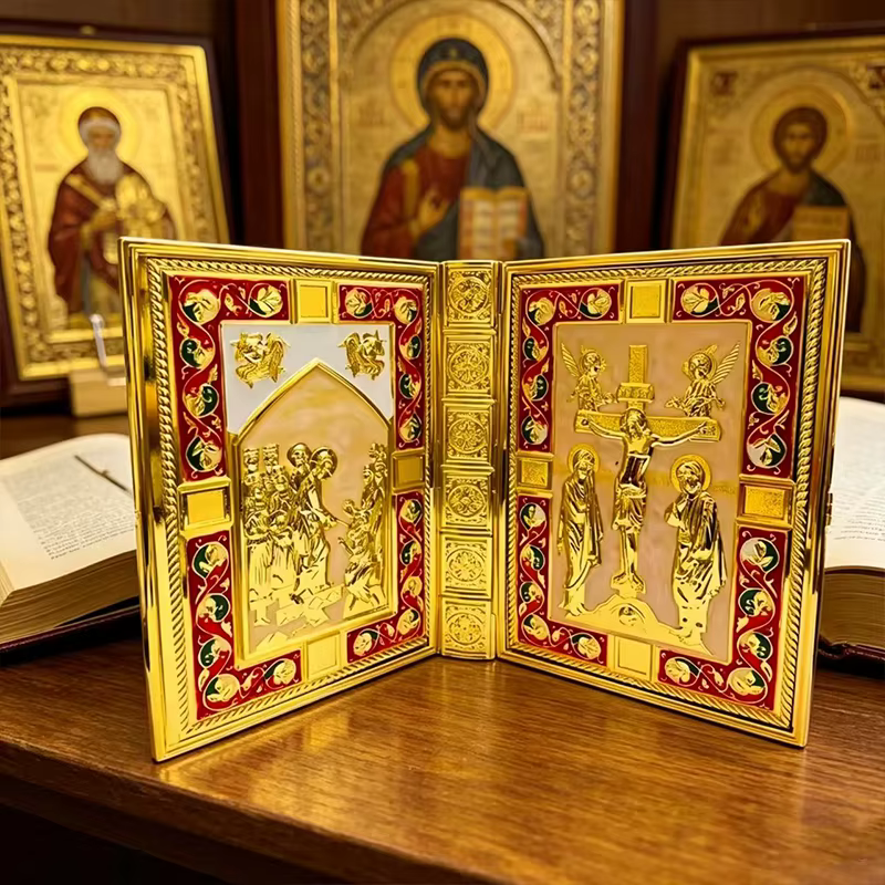 Couverture de Bible Catholique Orthodoxe Plaquée Or avec Icônes Émaillées pour Liturgie d'Église