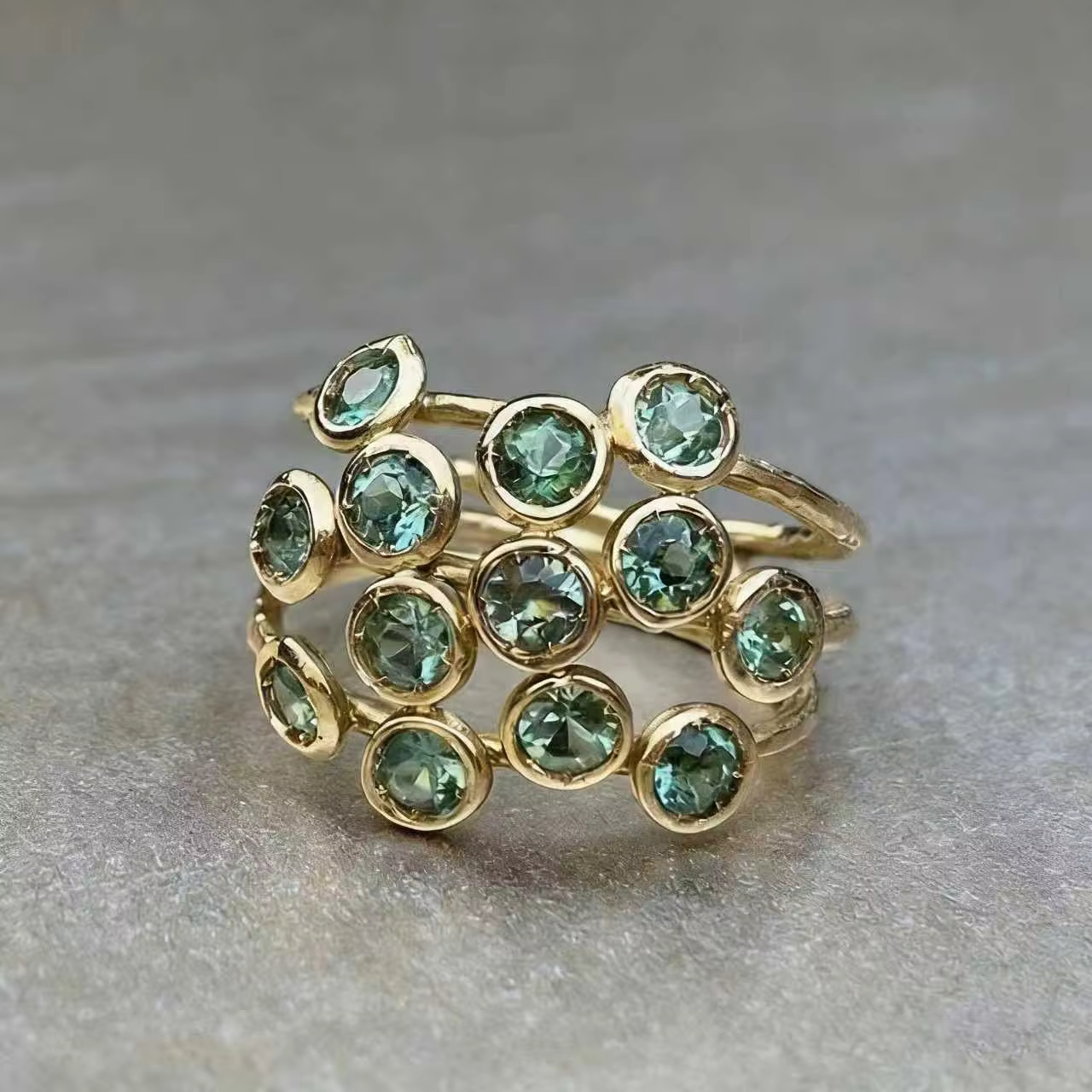 Bague de luxe multi-rangs en pierres synthétiques vertes
