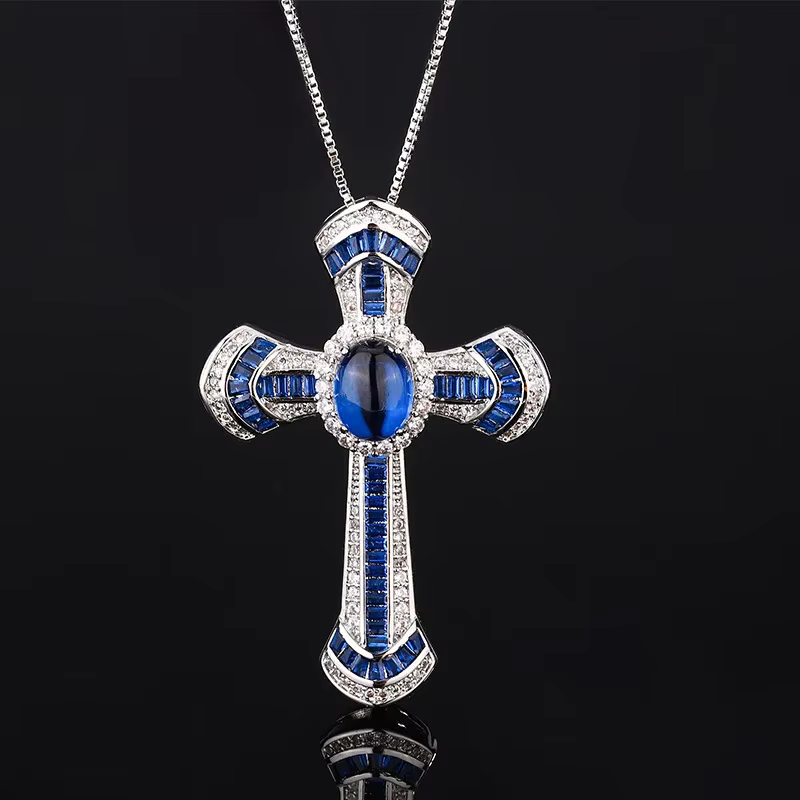 Collier pendentif croix luxueux avec pierres précieuses vertes et bleues