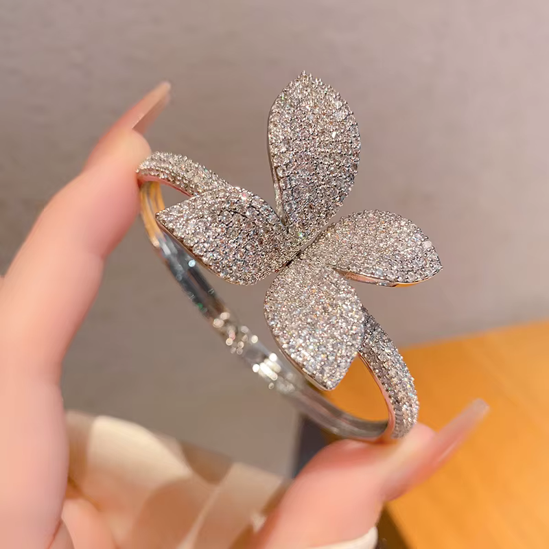 Bracelet Fleur de Luxe en Laiton Plaqué Or 18 carats avec Zircon Cubique