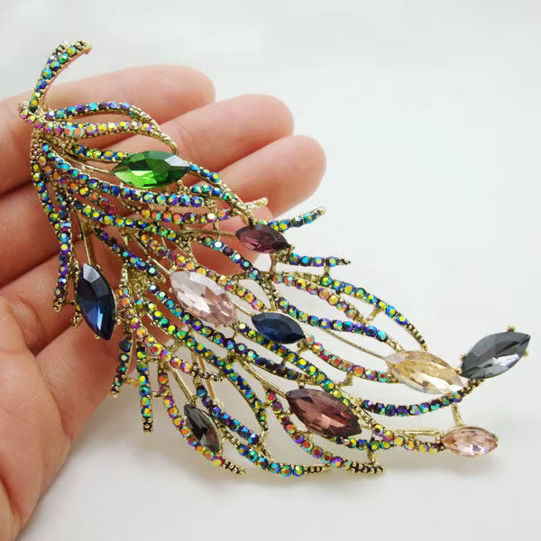 Broche longue en plumes pour femmes