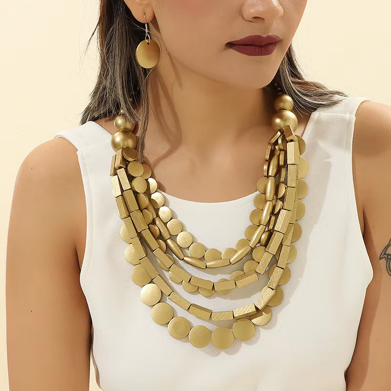 Ensemble de bijoux bohème vintage avec collier multicouche et boucles d'oreilles en perles de bois géométriques faites