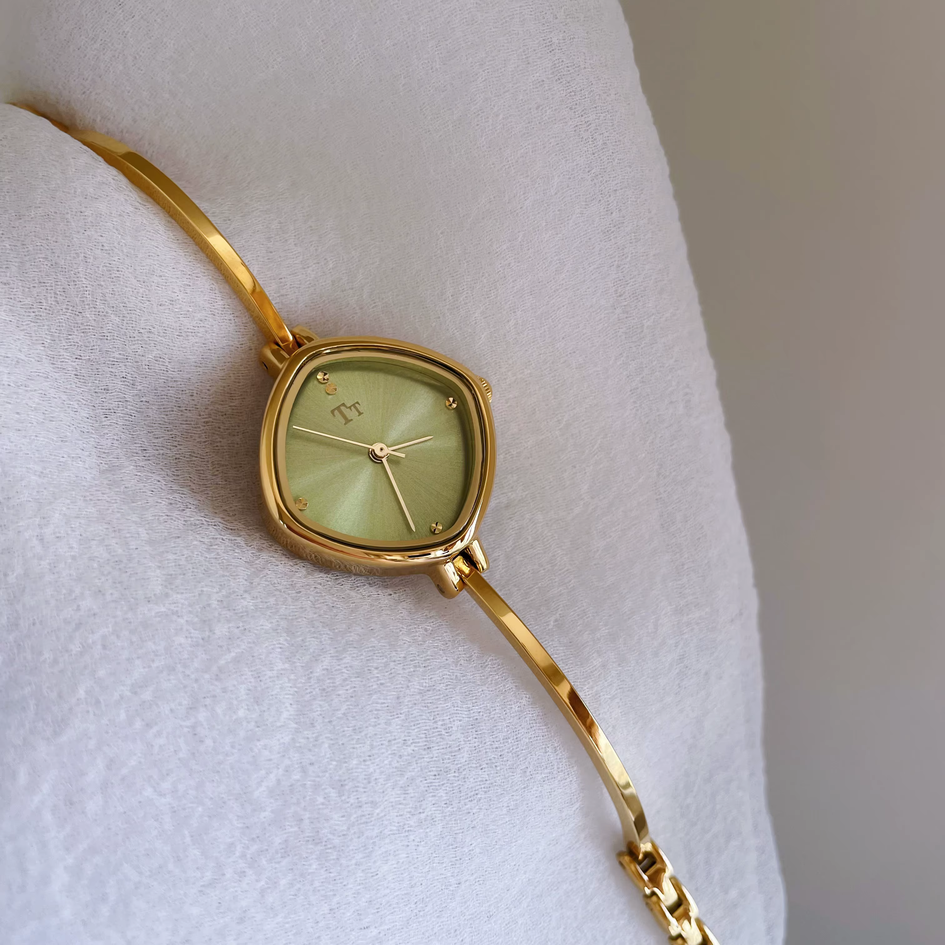 Montre inhabituelle bleu glace pour femmes, Mini cadran en diamant, en acier inoxydable, de haute qualité, à Quartz, cadeau pour femmes, nouvelle collection 2026