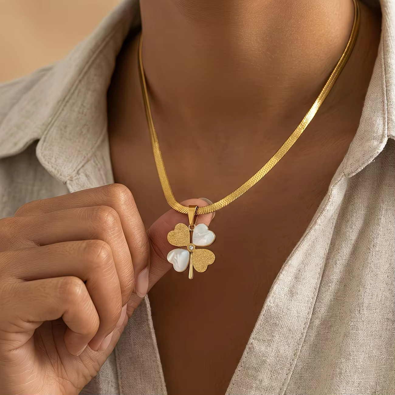 Collier pendentif trèfle à quatre feuilles porte-bonheur