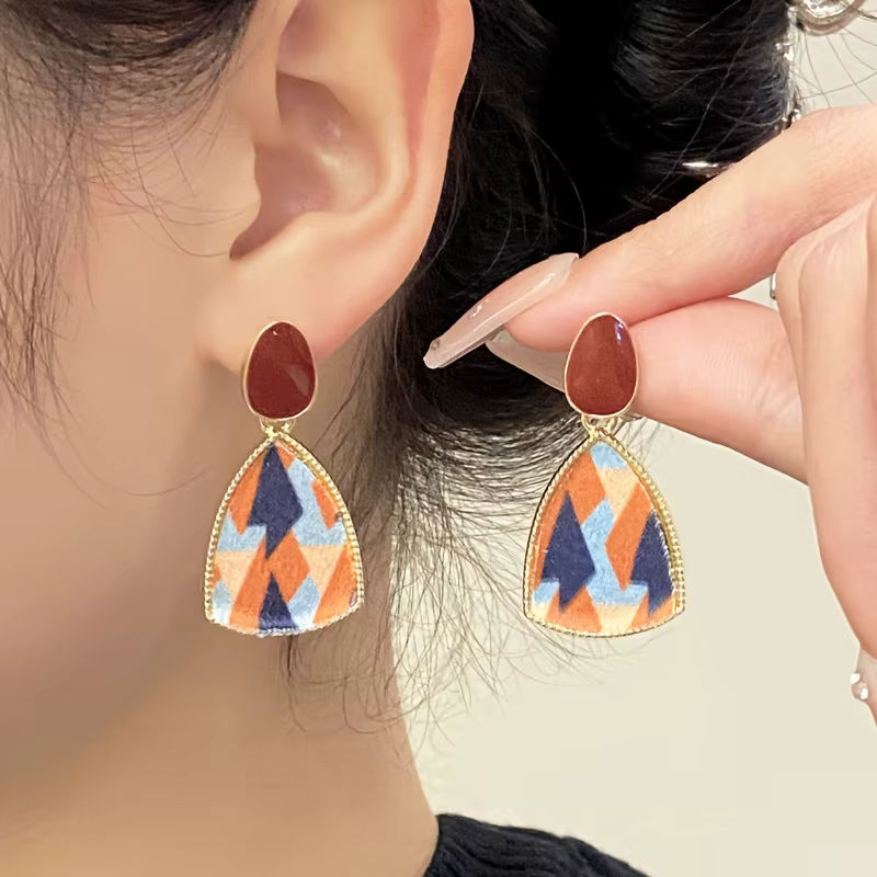 Cinq paires de boucles d'oreilles rétro style Hong Kong