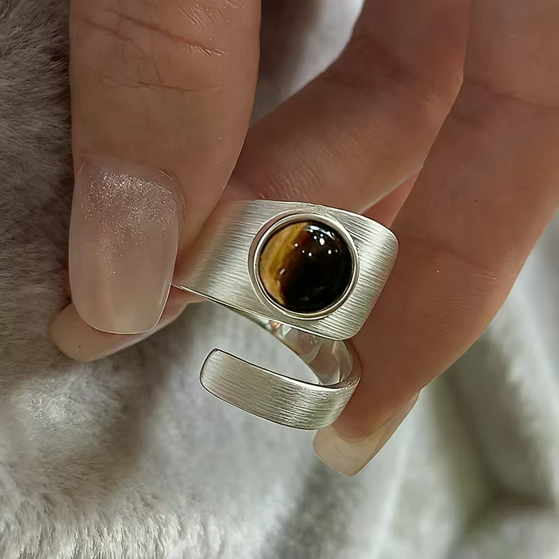 Bagues minimalistes faites à la main pour femmes
