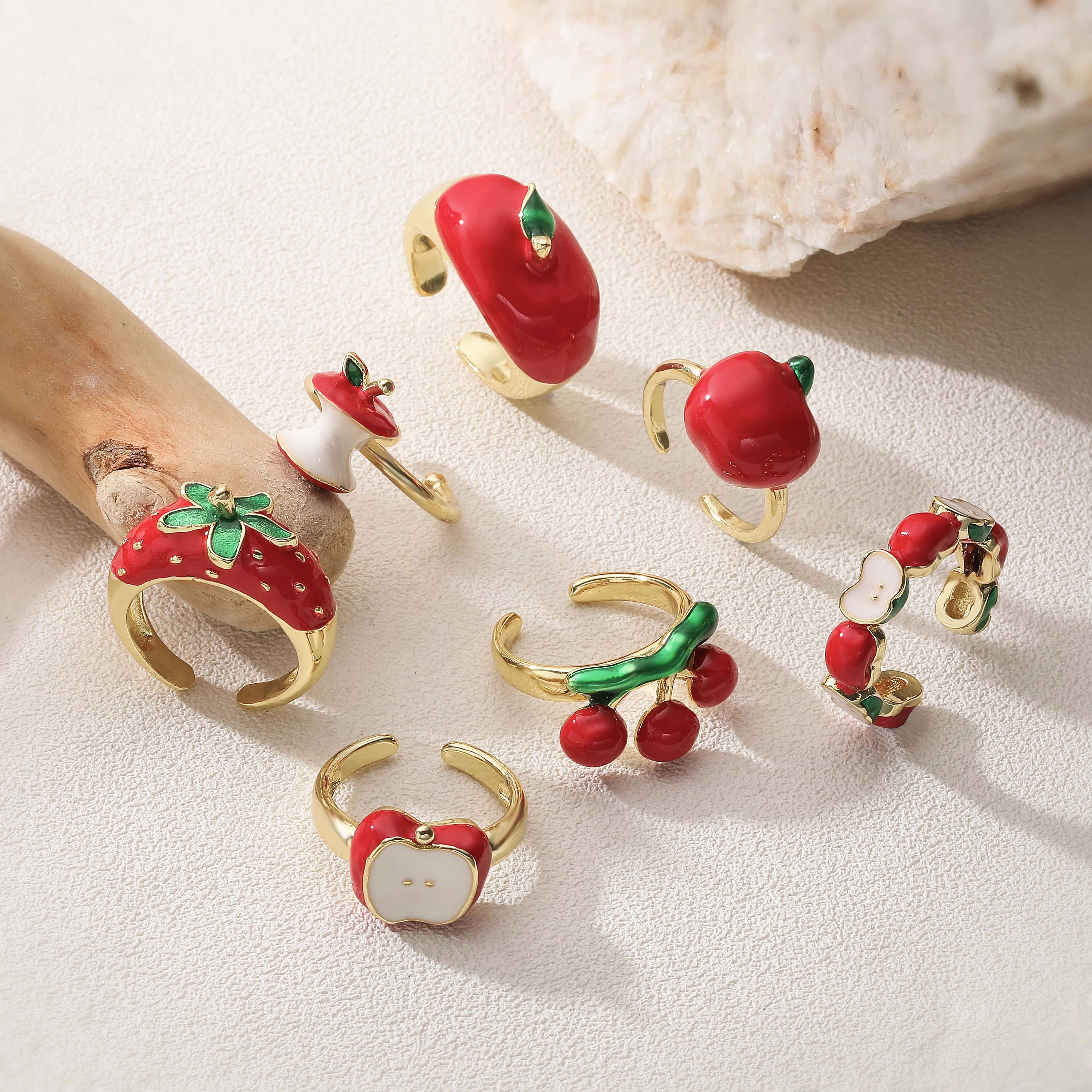 Bague en laiton plaqué or 18 carats avec pomme rouge émaillée