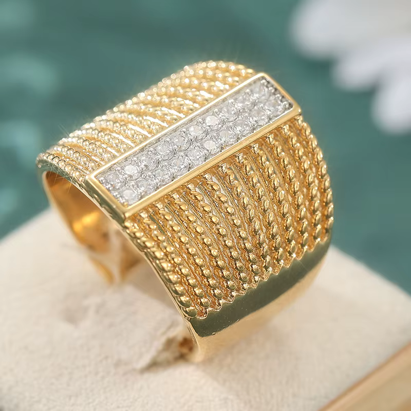 Bague large de couleur dorée de luxe pour femmes