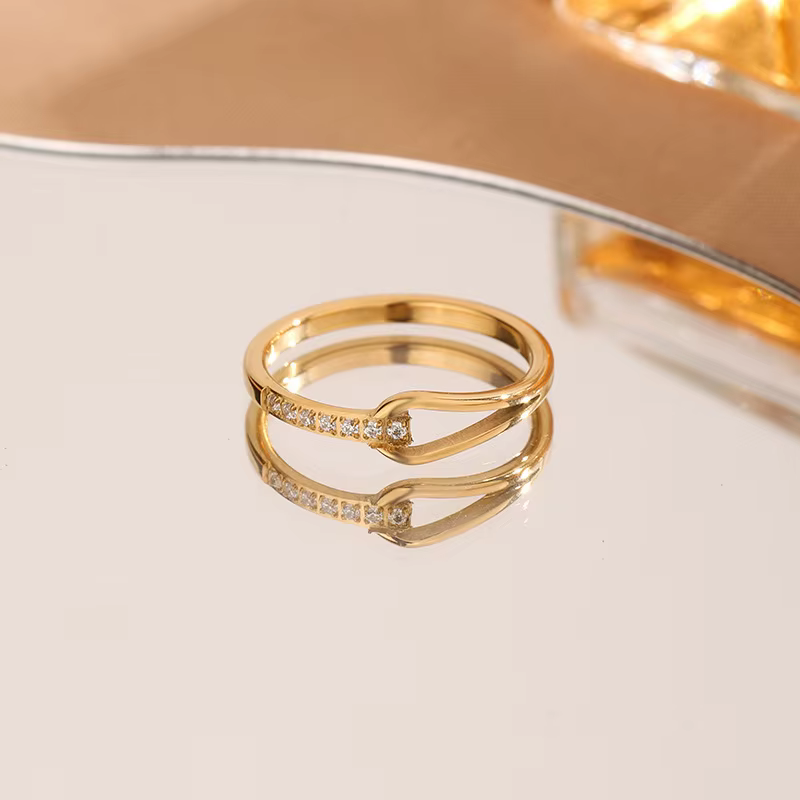 Bague en acier inoxydable avec zircon pour femmes