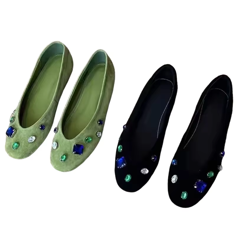 Ballerines en daim vert ornées de pierres précieuses