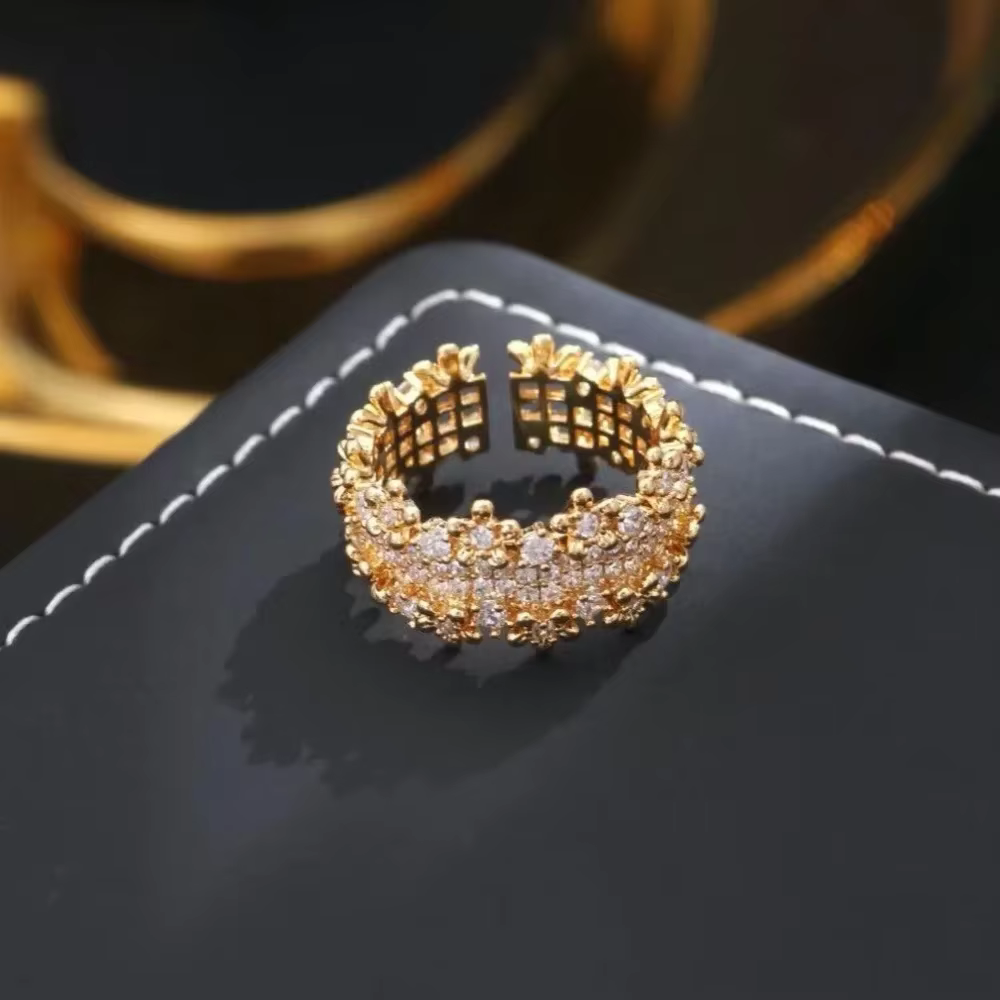 Bague ouverte pour femme à la mode et créative avec motif de pétale évidé incrusté de zircon
