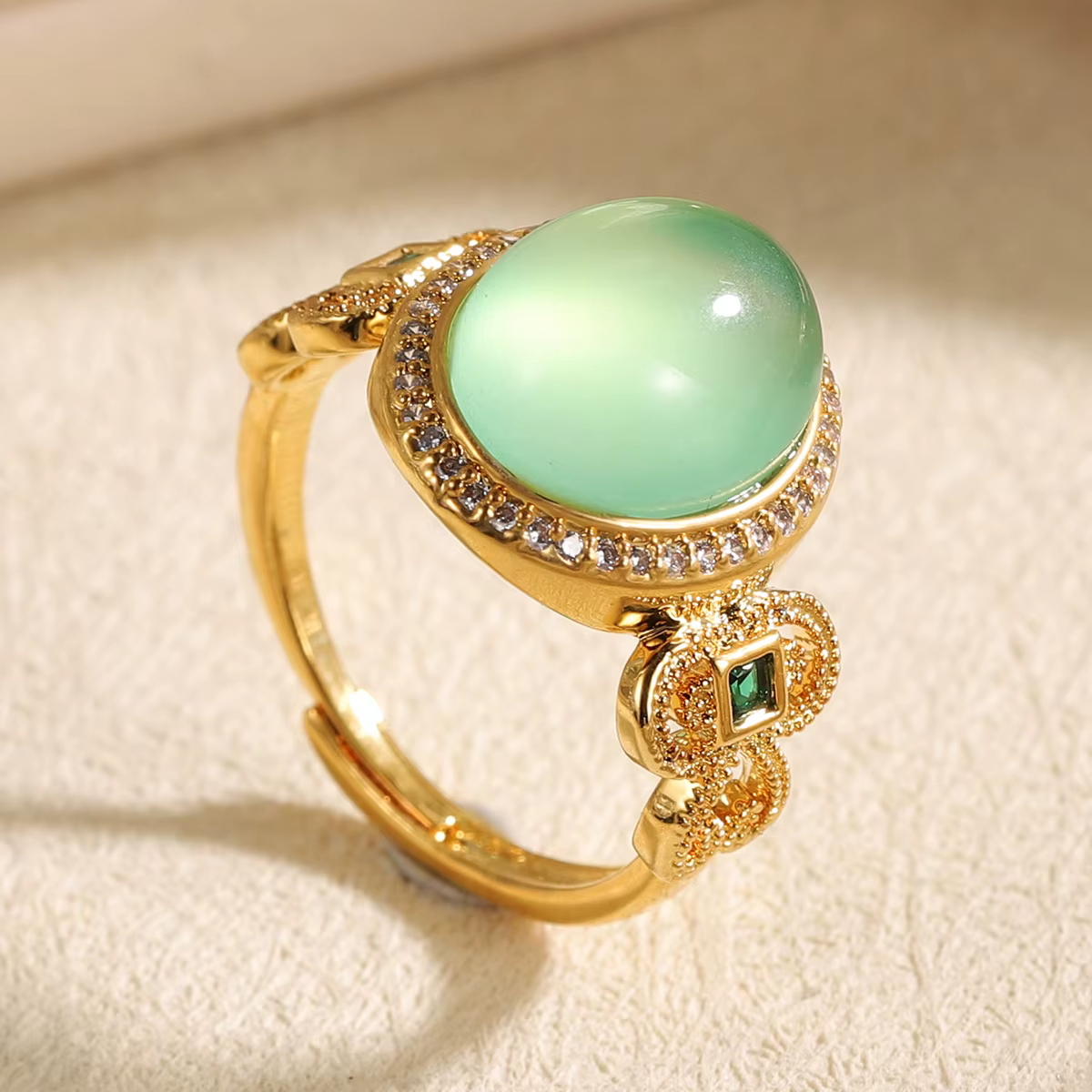 Bague en cristal plaqué or de haute qualité.