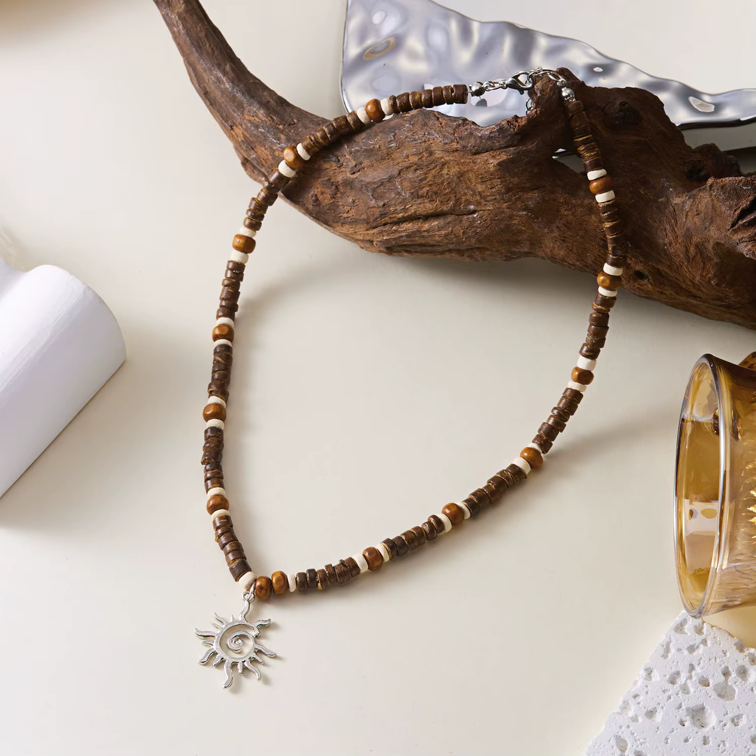Collier bohème en coquille de noix de coco et perles en bois pour femmes et hommes, pendentif soleil tribal vintage, bijou de charme pour plage, fête et vacances