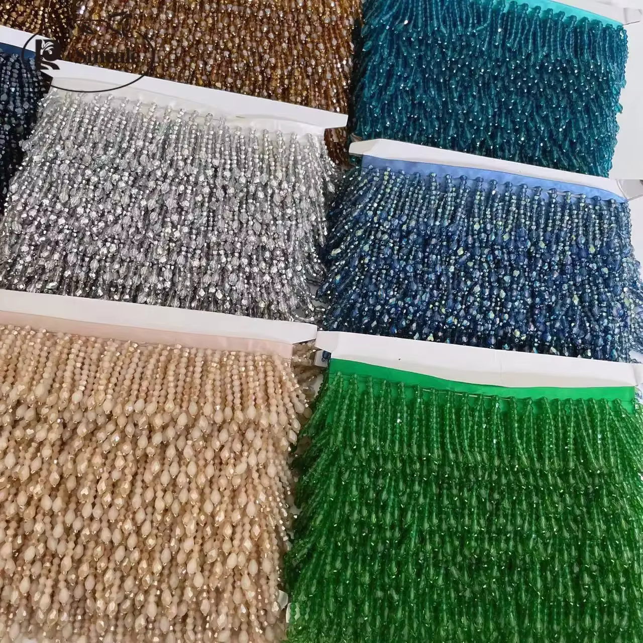 Garniture en dentelle perlée avec pompons de couleur Cee au lait vert