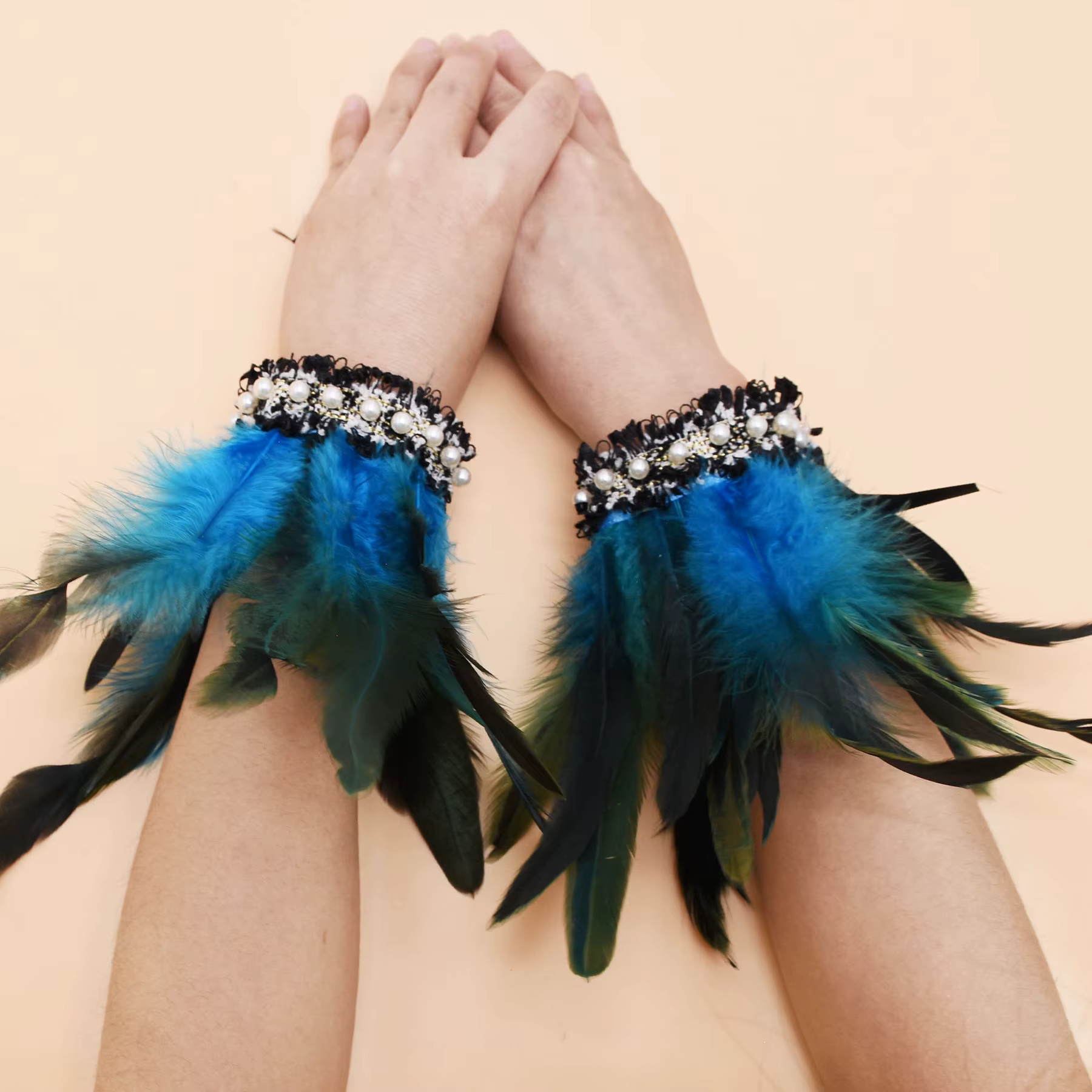 Manchettes gothiques colorées en plumes de coq