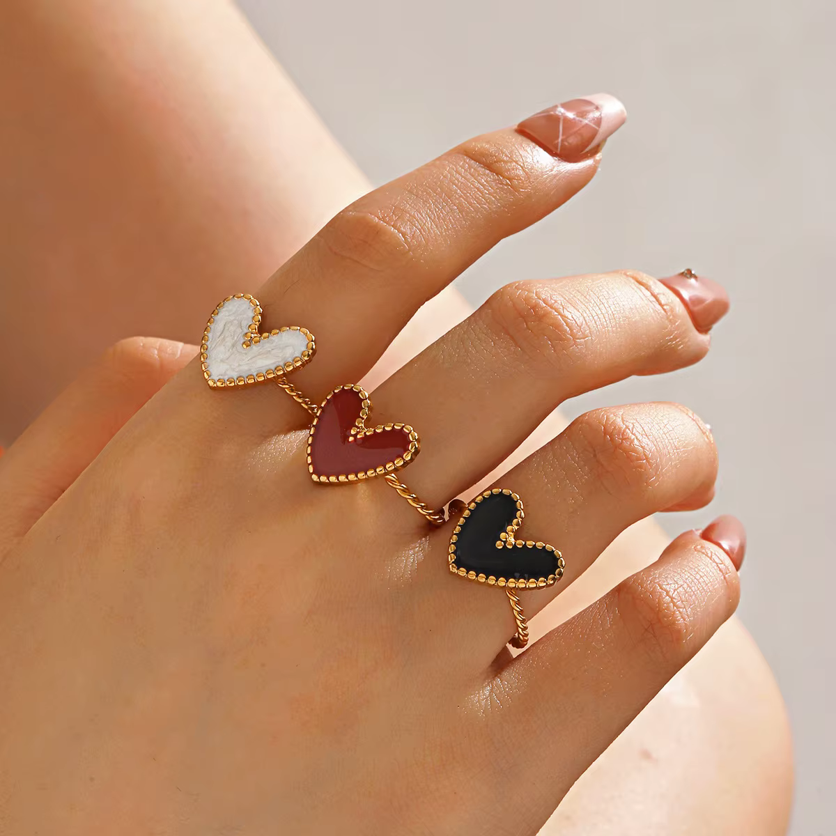 Bague ouverte en forme de cœur en émail pour femmes