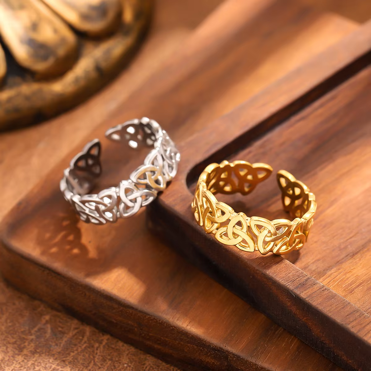 Bague en acier inoxydable plaqué or à nœud celtique de luxe léger