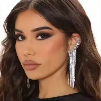 Boucles d'oreilles à pampilles longues exagérées avec diamants intégrés