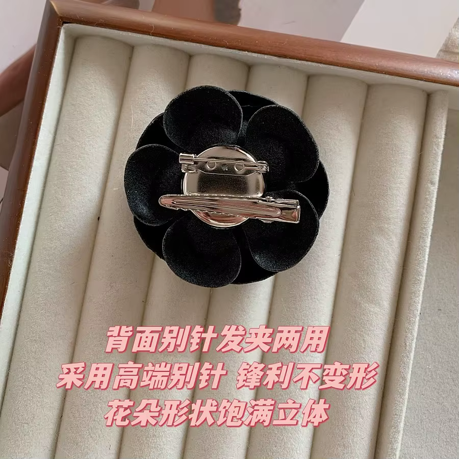 Broche en cuir Camélia pour femmes