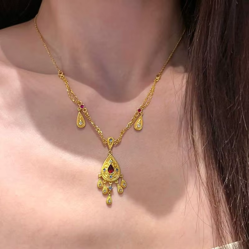 Collier de rubis avec pampilles en forme de gouttelette d'eau