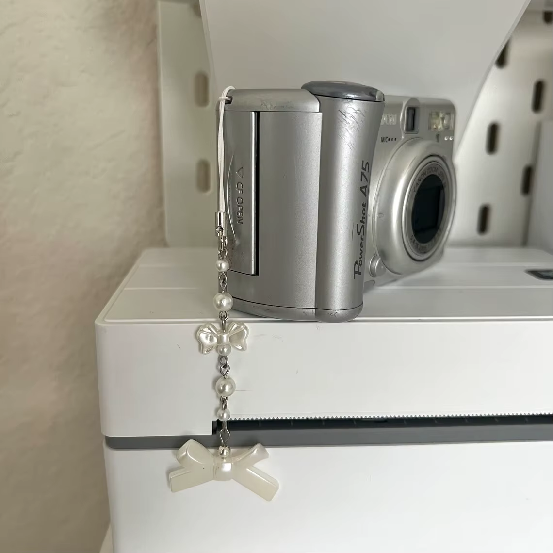 Porte-clés Coquette fait à la main avec perles et nœud délicat | Cadeaux esthétiques à breloques simples