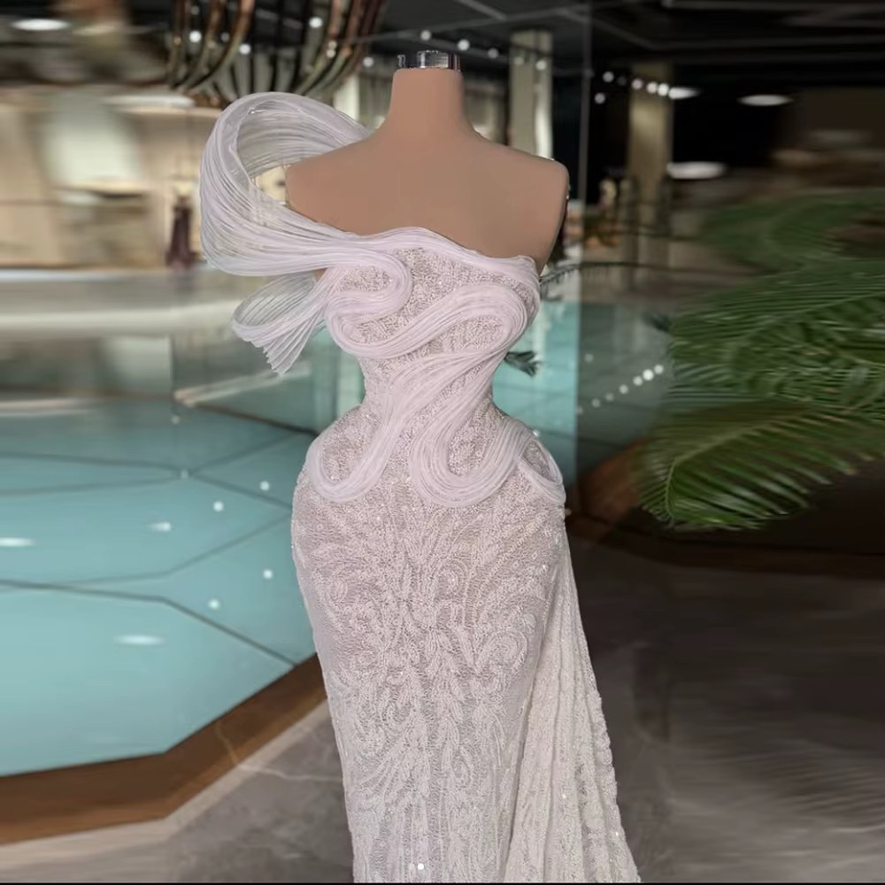 Robes de mariée modernes asymétriques à une épaule