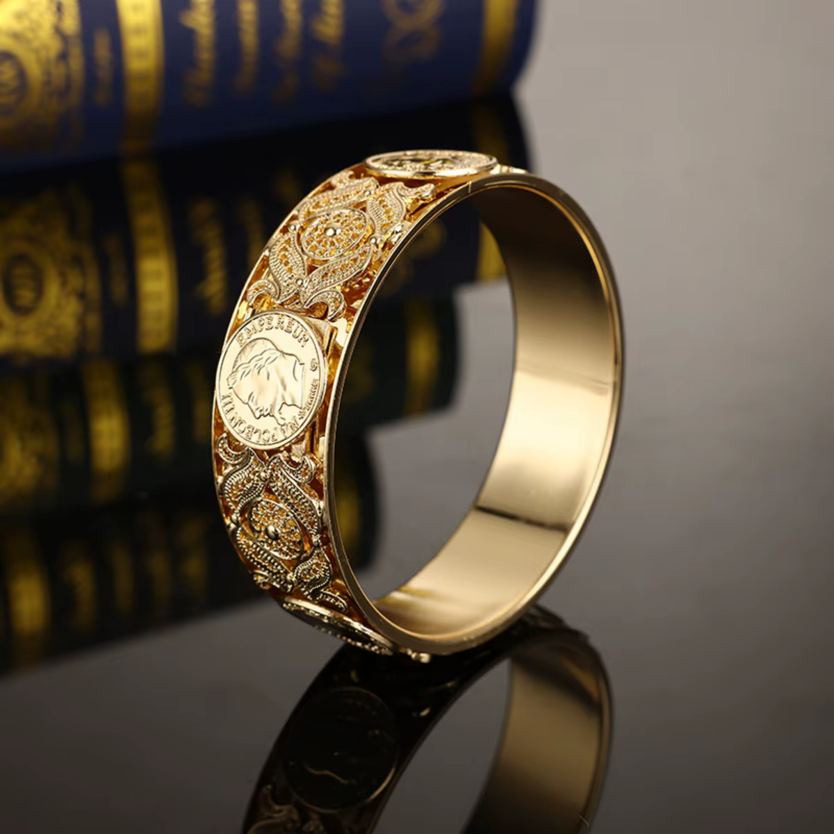 Bracelet Napoléon III de couleur dorée