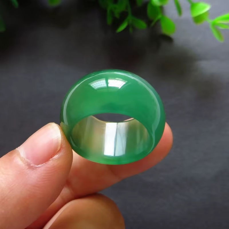 Bague ronde en calcédoine verte chinoise naturelle sculptée à la main