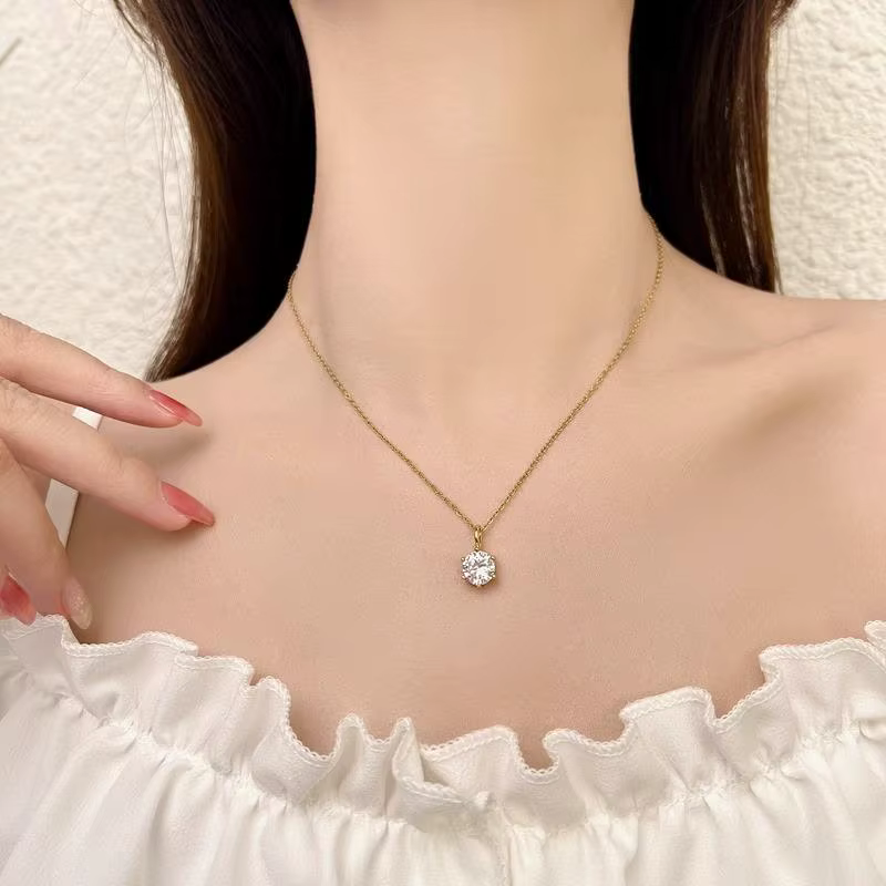 Collier élégant en acier titane avec pendentif zircon unique