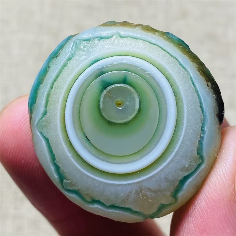 Œil d'Horus égyptien ancien en agate naturelle