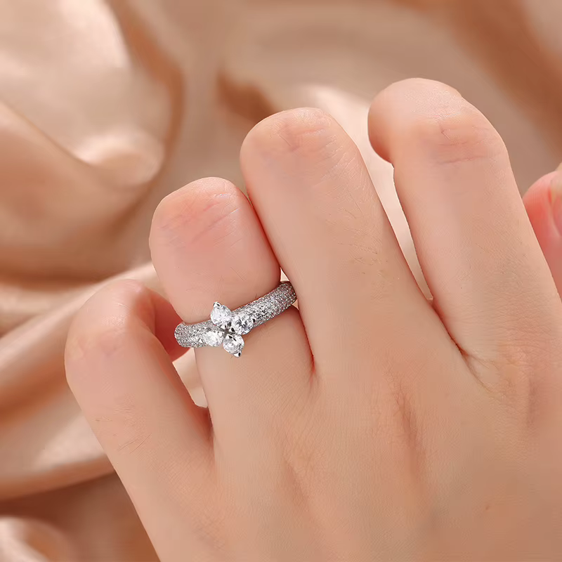 Nouvelle Bague Trèfle à Quatre Feuilles en Zirconium Entier Style 2026 pour Femme