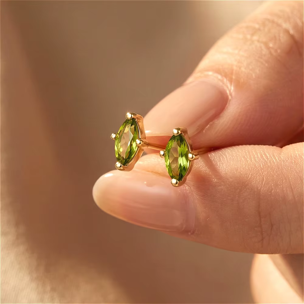 Boucles d'oreilles clous délicates en zircon vert taille marquise pour femmes