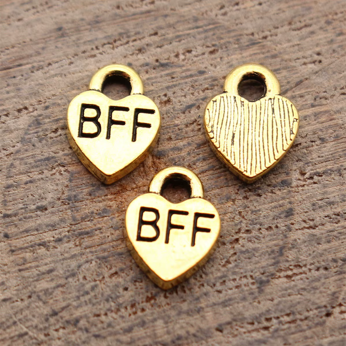 Breloques en forme de cœur couleur or antique