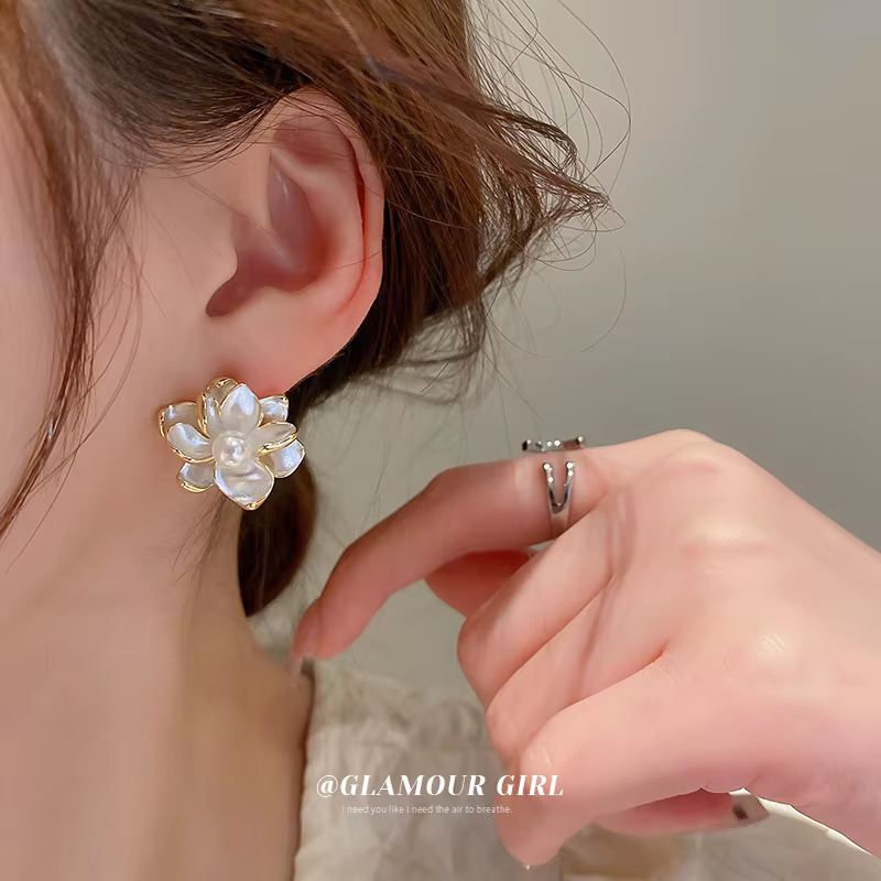 Boucles d'oreilles clous délicates en forme de fleurs avec imitation de perle