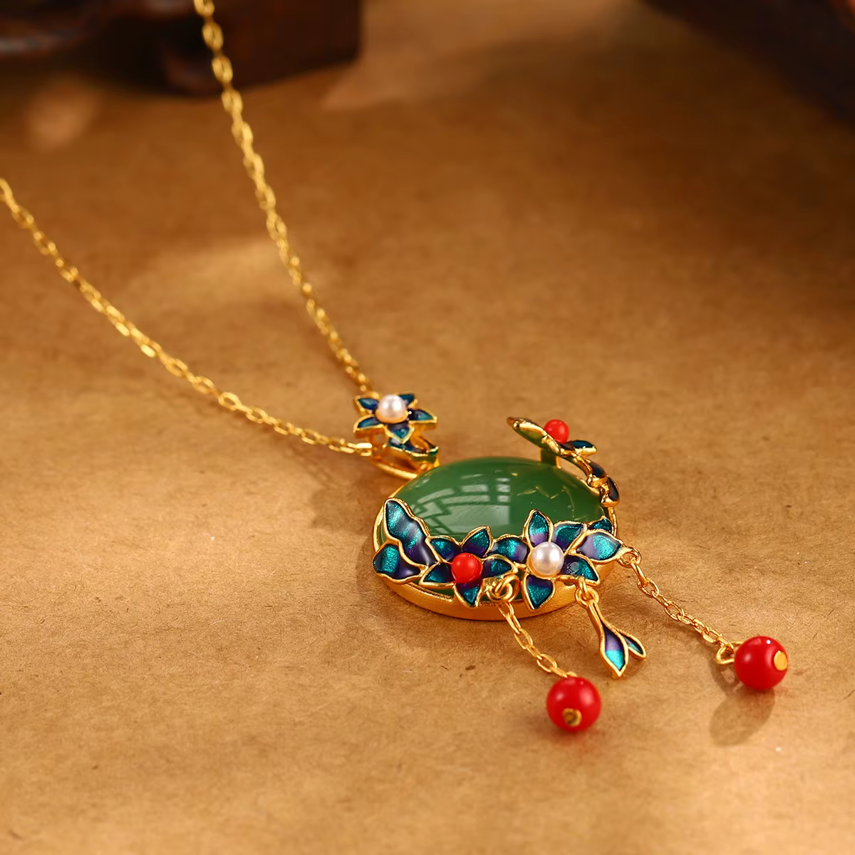 Collier pendentif floral vintage en émail cloisonné pour femme, plaqué or, avec perles rondes en agate blanche et calcédoine, bijoux ras-du-cou