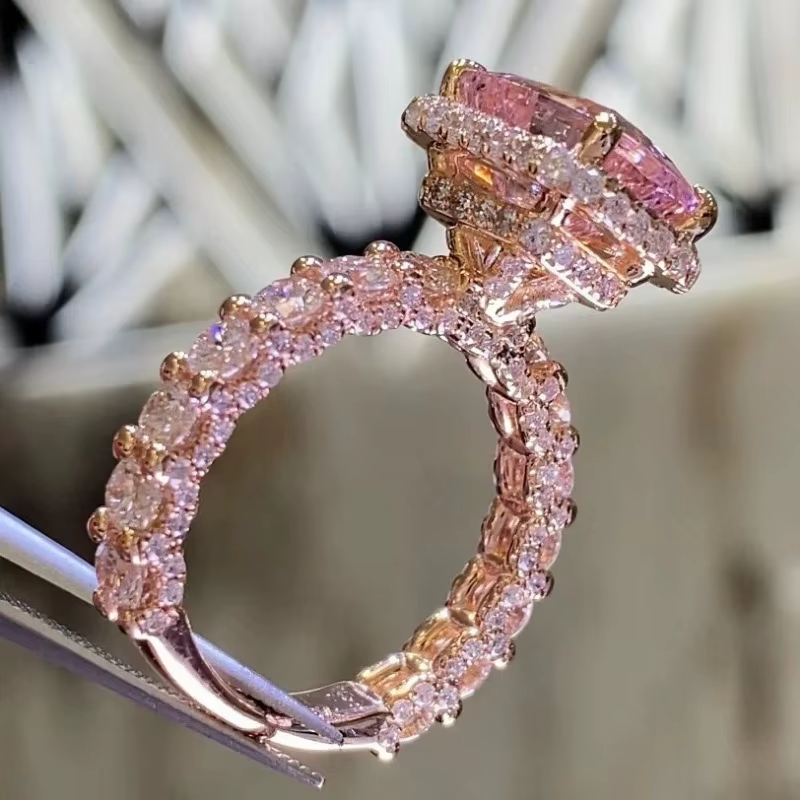 Bague élégante incrustée de zircone synthétique rose carrée pour femme